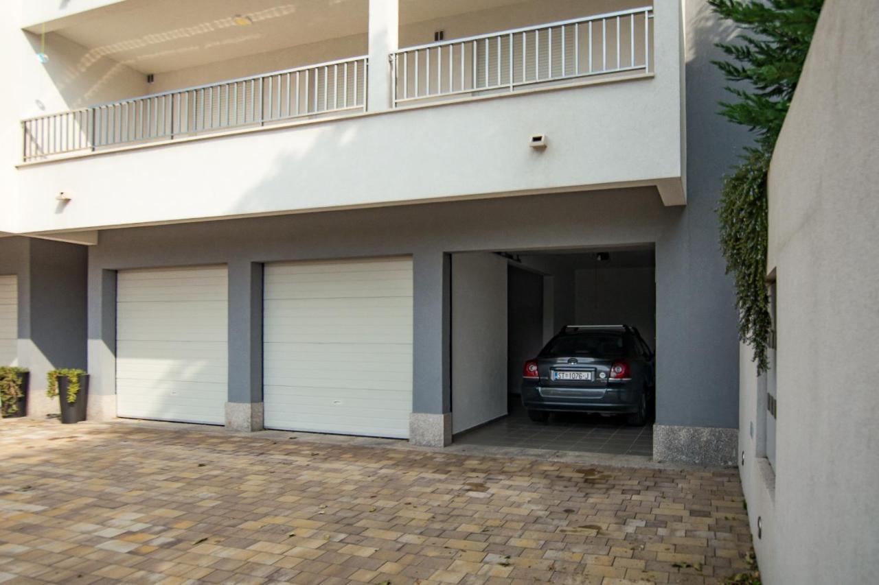 Apartments Mattea Макарска Екстериор снимка