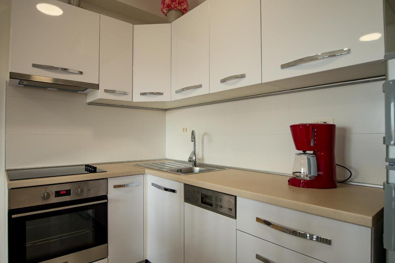 Apartments Mattea Макарска Екстериор снимка