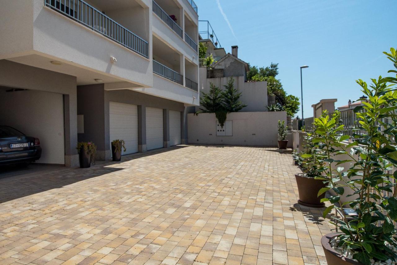 Apartments Mattea Макарска Екстериор снимка
