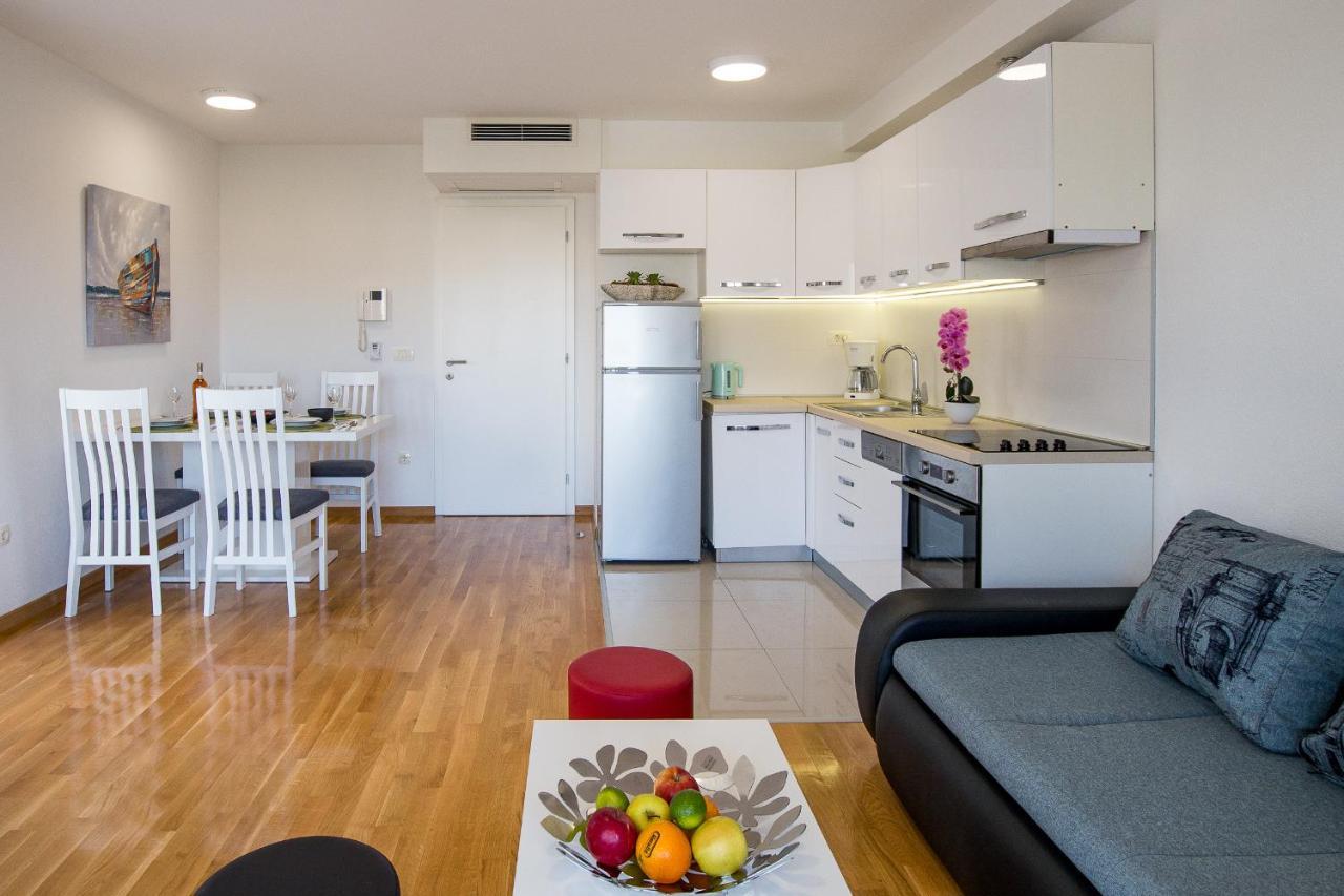 Apartments Mattea Макарска Екстериор снимка