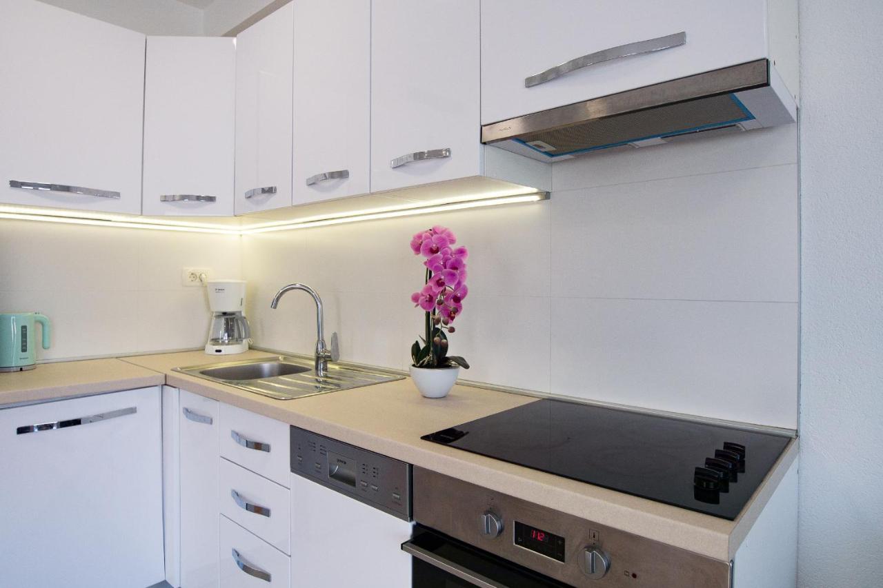 Apartments Mattea Макарска Екстериор снимка